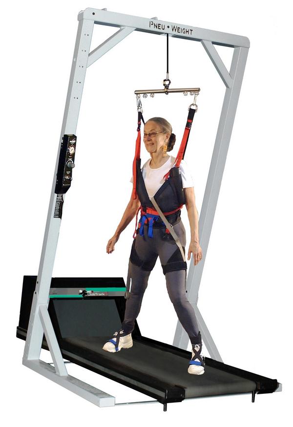 Женщина тренируется в Системе Single Pneu Weight Unweighting Exercise Женщина тренируется в Системе Single Pneu Weight Unweighting Exercise
